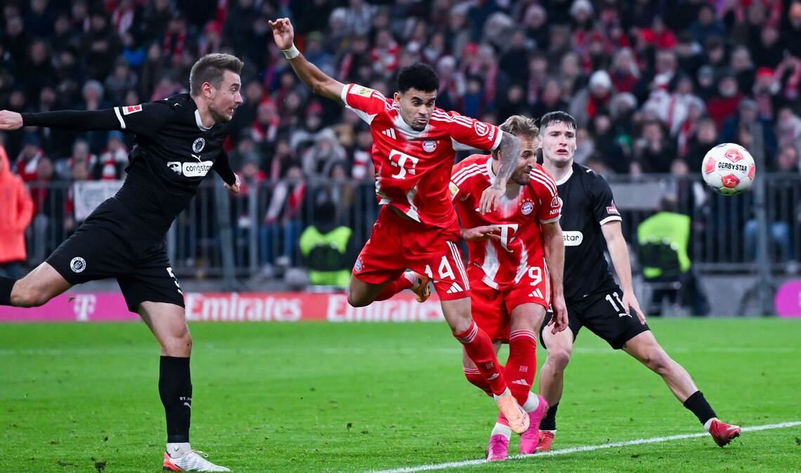 Luis Díaz (2.v.l.) trifft zum 2:1.