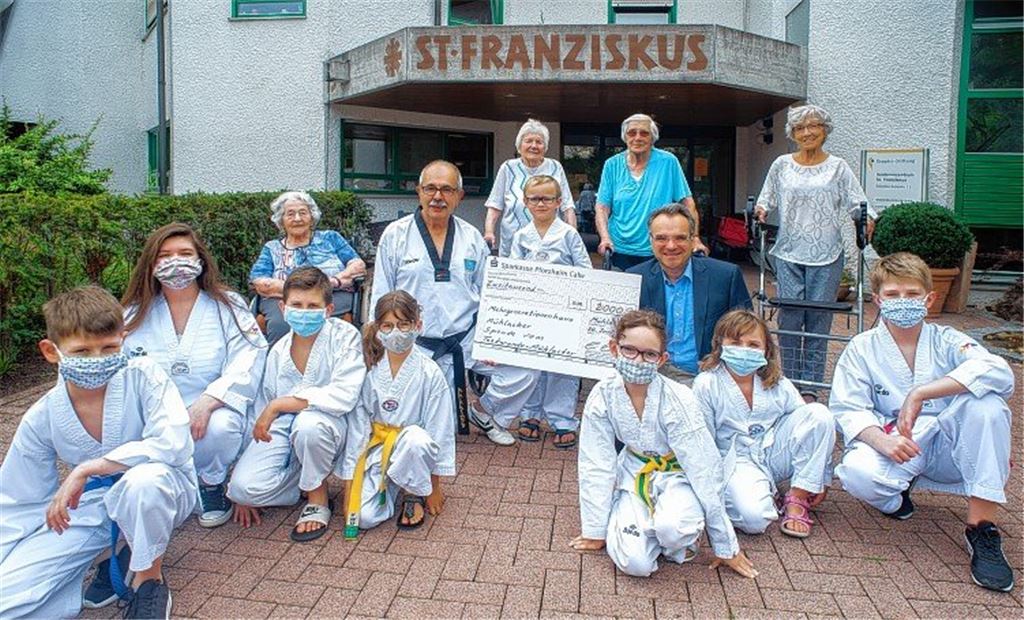 Taekwondo-Verein spendet für Mehrgenerationenhaus