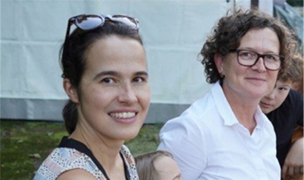 Luisa Händle (links) mit der stellvertretenden Vorsitzenden des MGV Berg, Bettina Tabel.