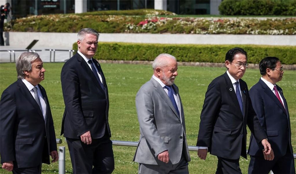 Luiz Inacio Lula da Silva (M) mit anderen Gipfelteilnehmern beim G7-Treffen in Hiroshima.