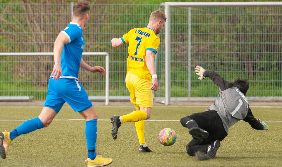 Lukas Buck (Mitte) auf dem Weg zum 1:0 für Phönix Lomersheim.