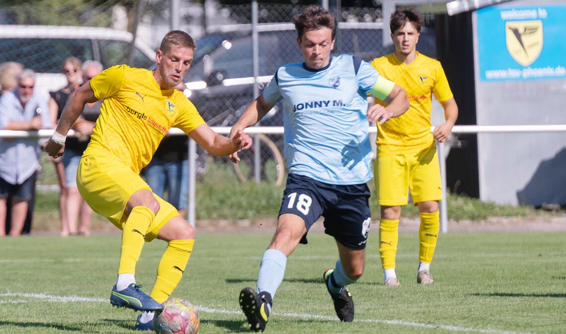 Lukas Buck (li.) sichert Lomersheim per Elfmeter einen Punkt. Foto: Fotomoment