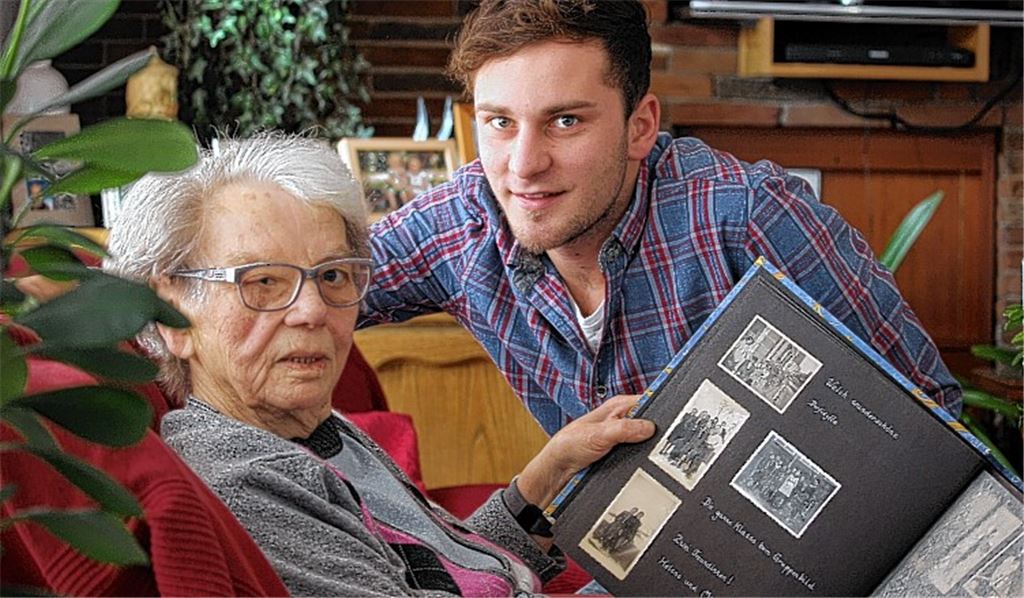 Lukas Huber, Volontär des Mühlacker Tagblatt, spricht mit seiner Großmutter über die Zeit des Krieges in Schützingen – und über den verheerenden Luftangriff auf Pforzheim 1943.