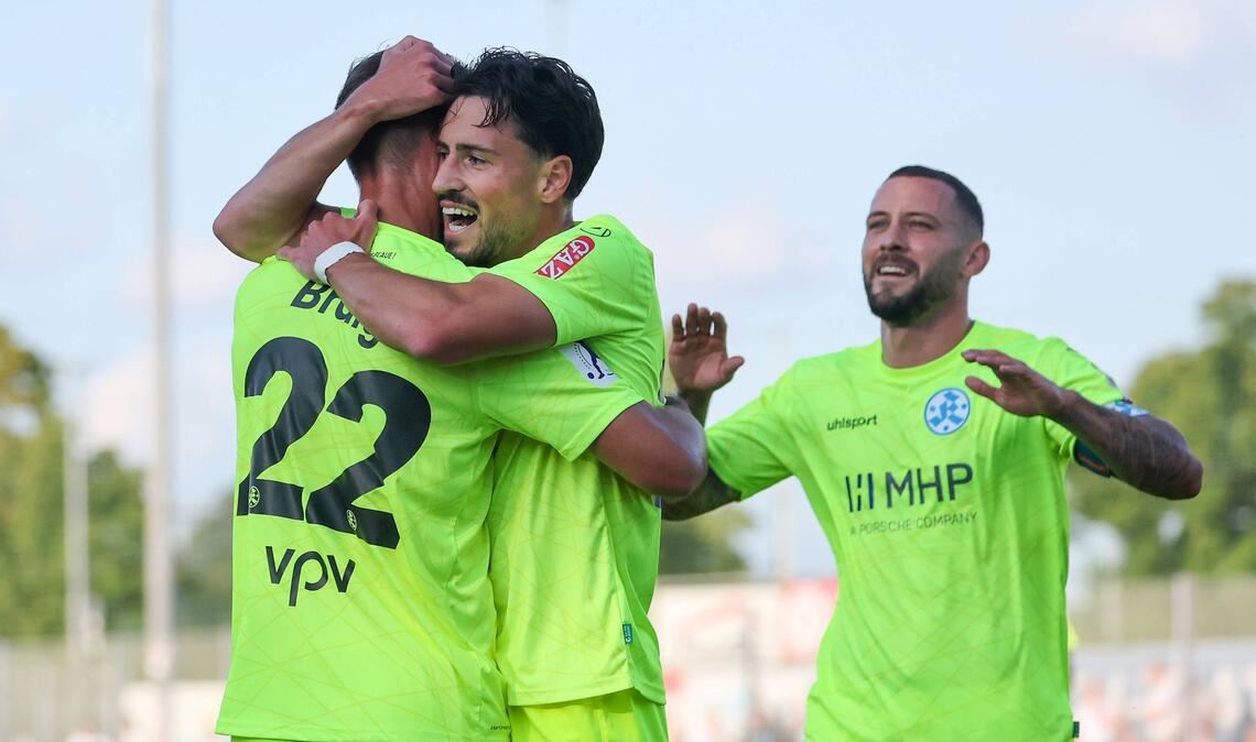 Dank Blitzstart in die dritte Runde Lukas Kiefer (re.) und Flamur Berisha beglückwünschen David Braig zu seinem Tor zur frühen 1:0-Führung in Göppingen.
