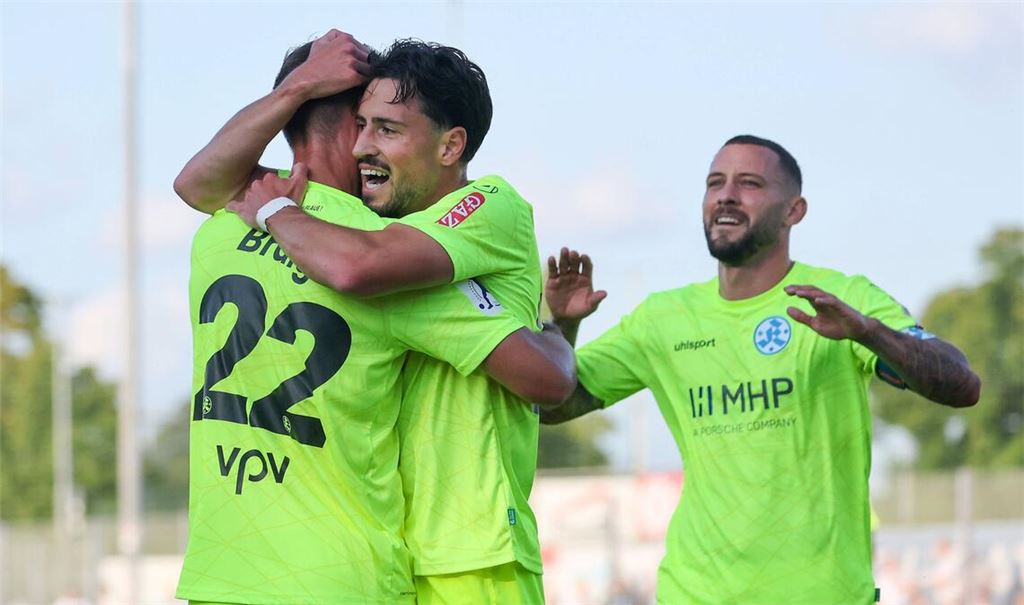 Lukas Kiefer (re.) und Flamur Berisha beglückwünschen David Braig zu seinem Tor zur  frühen 1:0-Führung in Göppingen.
