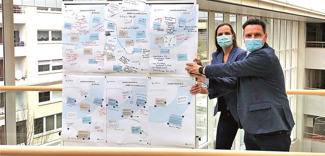 Lukas Klingenberg, Leiter des Amts für Migration und Flüchtlinge im Enzkreis, und Isabel Hansen von der Stabsstelle Integration wollen sich auf dem Weg zum Integrations- und Vielfaltskonzept nicht ausbremsen lassen und haben den geplanten Bürger-Dialog zu Angeboten und Bedarfen im Bereich Integration in den virtuellen Raum geschoben. Foto: Enzkreis