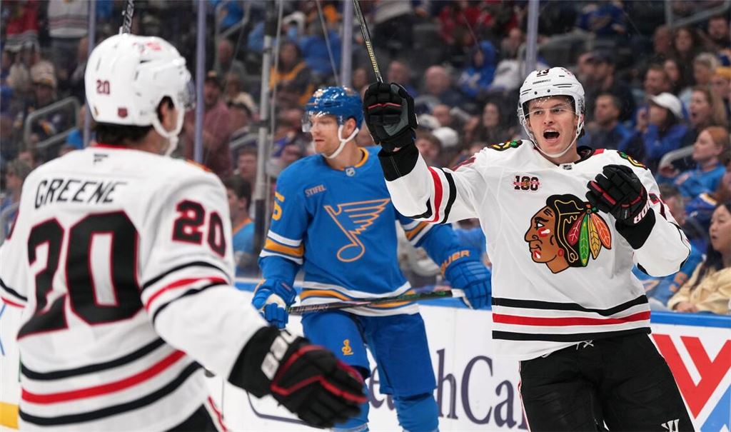 Lukas Reichel (r) erzielte erstmals zwei Tore in einem NHL-Spiel.
