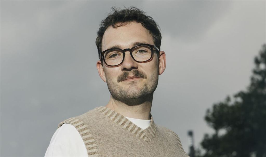 Lukas Rietzschel blickt hinter die bevorzugten Schauseiten menschlicher Angelegenheiten.