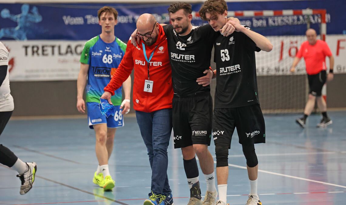 Lukas Salzseeler muss verletzt vom Platz und wird gestützt von Trainer Frank Müller und Vicent Cotic. Fotos: Jürgen Müller