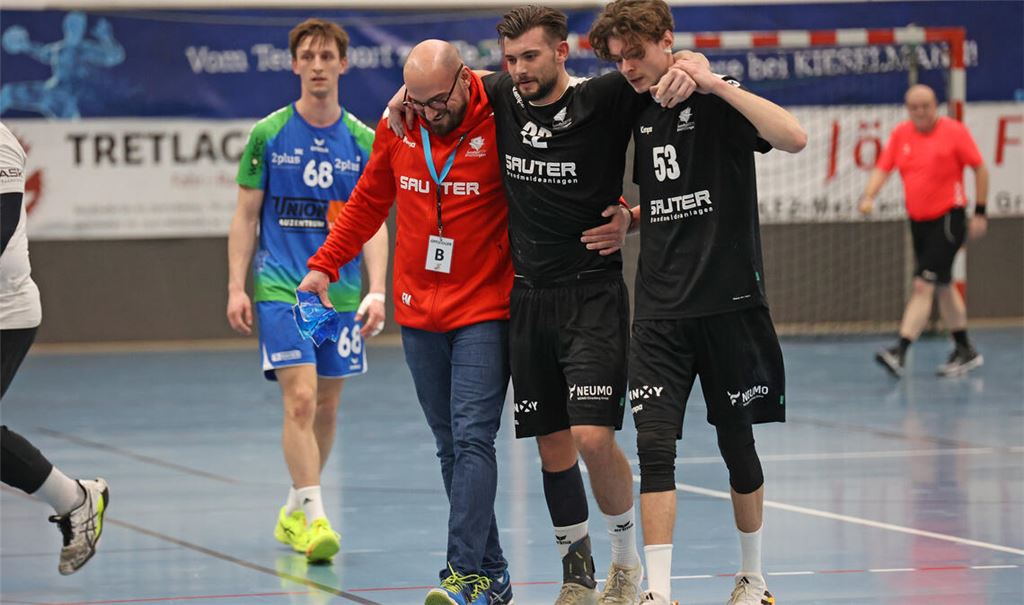 Lukas Salzseeler muss verletzt vom Platz und wird gestützt von Trainer Frank Müller und Vicent Cotic. Fotos: Jürgen Müller
