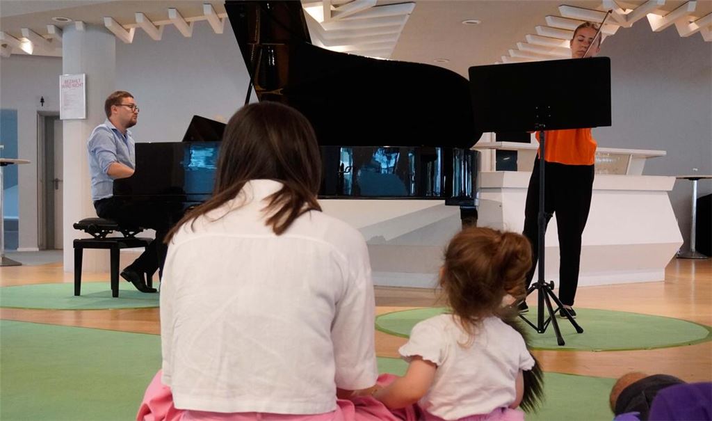 Lukas Ziesché (am Klavier) und Fatima Merino de Ásís (Violine) spielen beim Krabbelkonzert vor sehr jungem Publikum. Foto: Theater Pforzheim/Julia Maschke