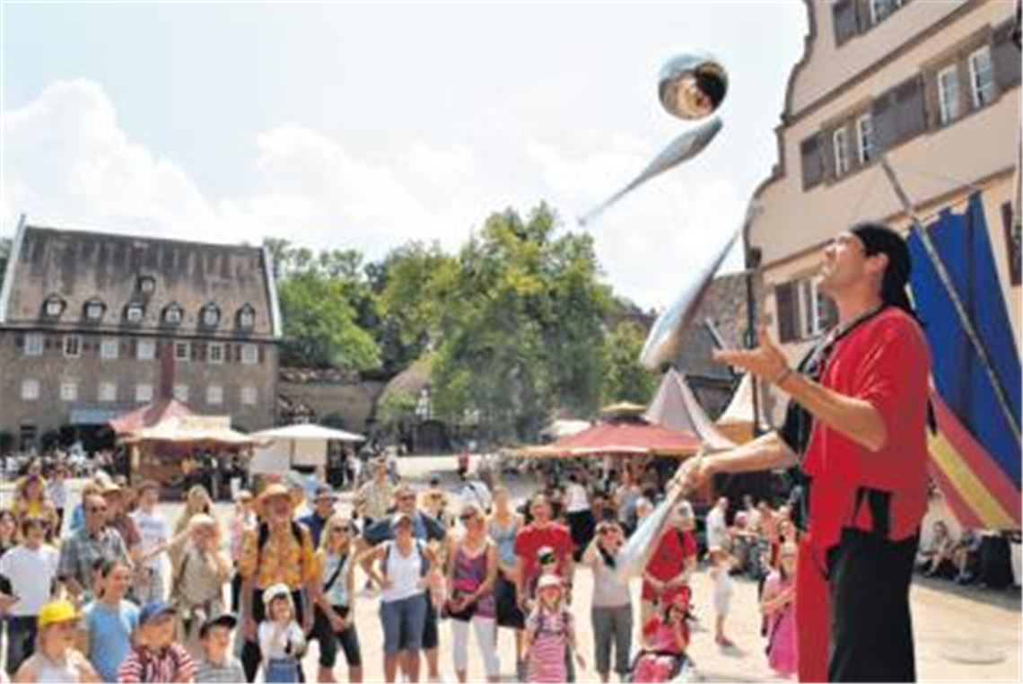 Lupus der Gaukler zieht mit seiner Jonglage junge und ältere Zuschauer in seinen Bann. Der Verein Kramer Zunft und Kurtzweyl lässt im Klosterhof zur Freude der zahlreichen Besucher wieder einmal das Mittelalter mit seinen bunten und unheimlichen Facetten aufleben.Fotos: Stahlfeld