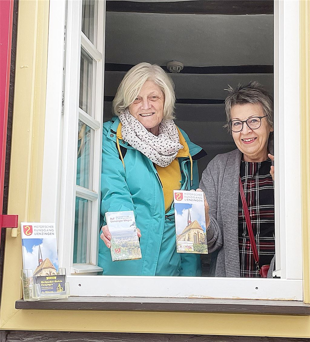 Lust auf das Etterdorf Lienzingen machen die Flyer in dem kleinen Ständer vor dem Wohnzimmerfenster von Ursula Stierle (re., mit Gabriele Binert). Foto: Günter Bächle