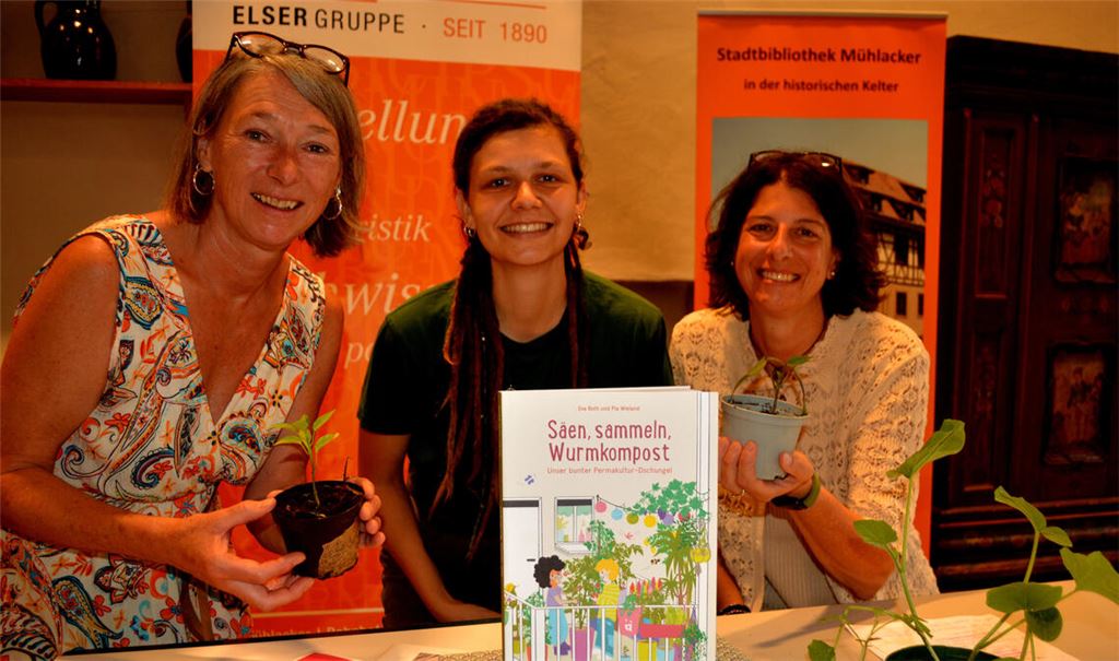 Lust aufs Gärtnern: Bibliotheksleiterin Claudia Heiler (li.), Illustratorin Pia Wieland (Mitte) und Carolin Britsch von Buch-Elser. Foto: Stahlfeld