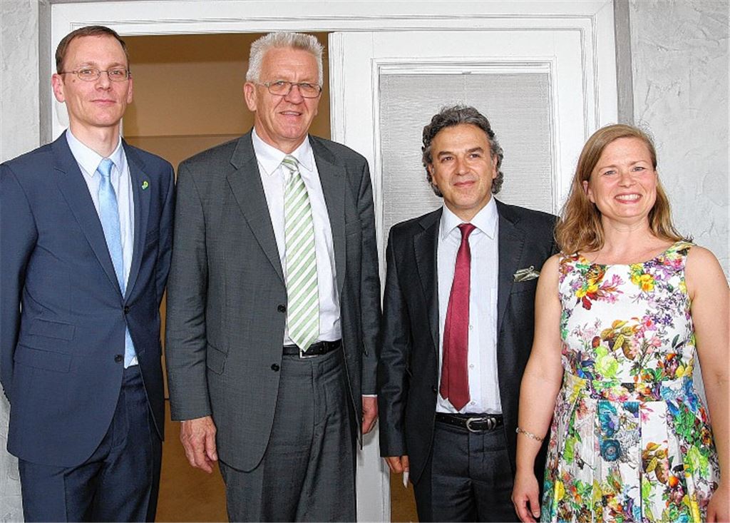 Lutz Horn (li.) und Katrin Lechler vom Grünen Kreisvorstand, Ministerpräsident Winfried Kretschmann (2.v.li.) und Bundestagsabgeordneter Memet Kilic blicken voraus auf die Wahl.