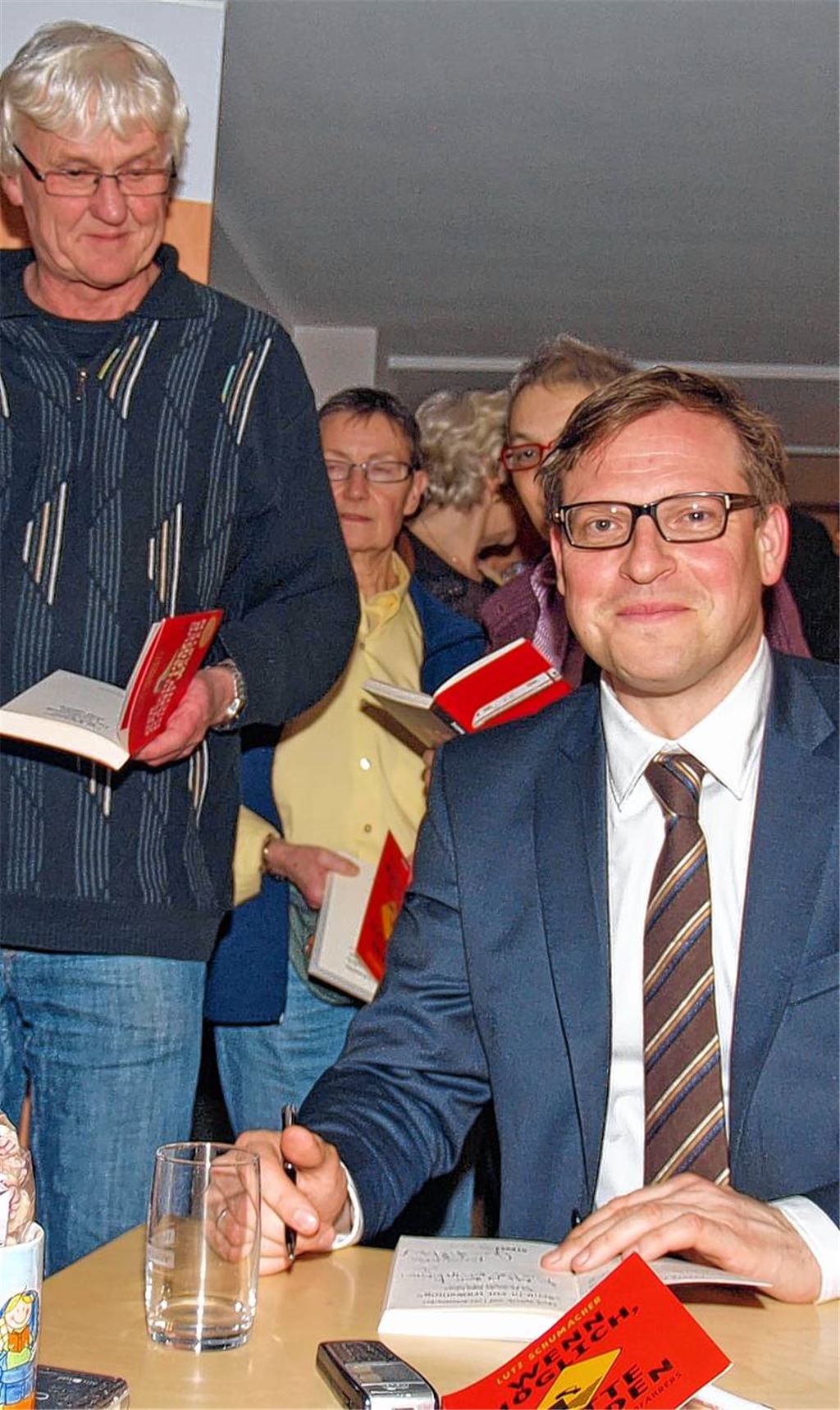 Lutz Schumacher signiert am Ende der Lesung seine Werke. 