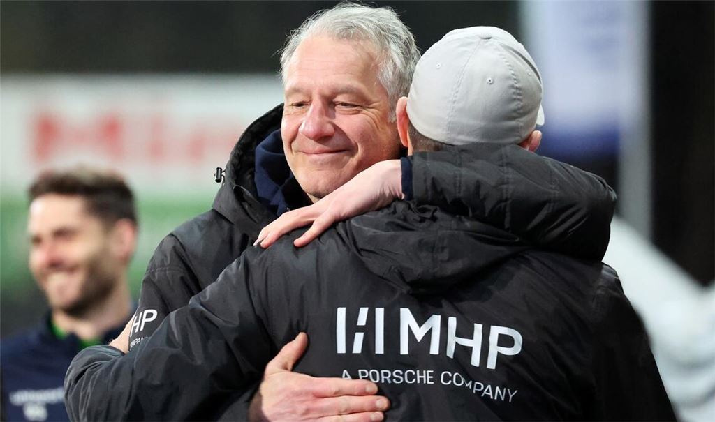 Lutz Siebrecht freut sich gemeinsam mit Trainer Marco Wildersinn über den Einzug ins WFV-Pokal-Halbfinale.
