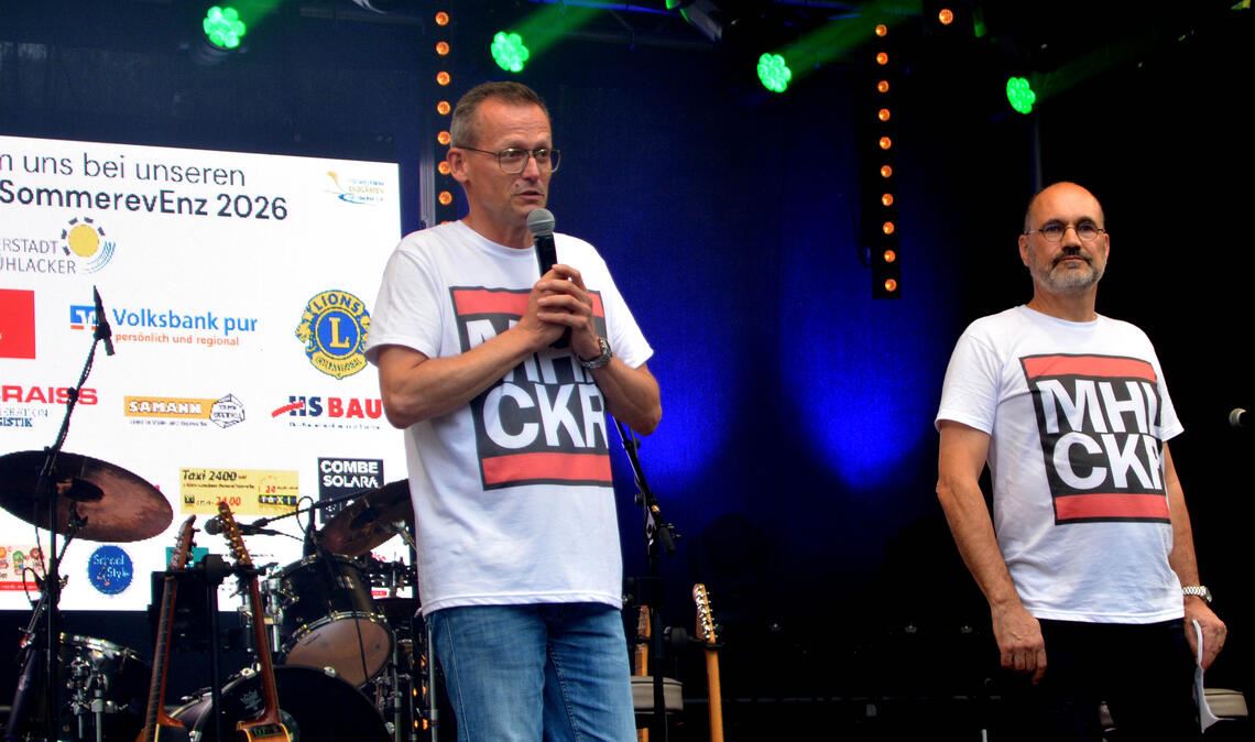 „MHLCKR“: Bürgermeister und Fördervereinsvorsitzender Armin Dauner, angetan von der Kreation des OB, im Merchandising-Shirt für die Heimatstadt. Foto: Stahlfeld