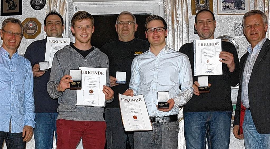 MSC-Vorsitzender Thomas Knapp (re.) und MSC-Sportleiter Michael Thäter (li.) überreichen Markus Schmalacker, Michael Knapp, Bernd Schmalacker, Kevin Thäter und Stefan Schmalacker (v. li.) die Ewald-Kroth-Medaille des ADAC für besondere Verdienste. Foto: Stahlfeld