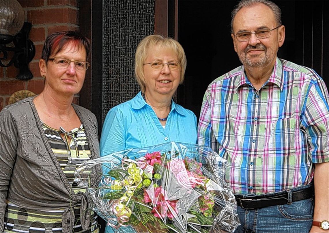 MT-Mitarbeiterin Heidrun Rau (li.) übergibt das blumige Dankeschön an Ann-Christin und Gerhard Schollenberger.