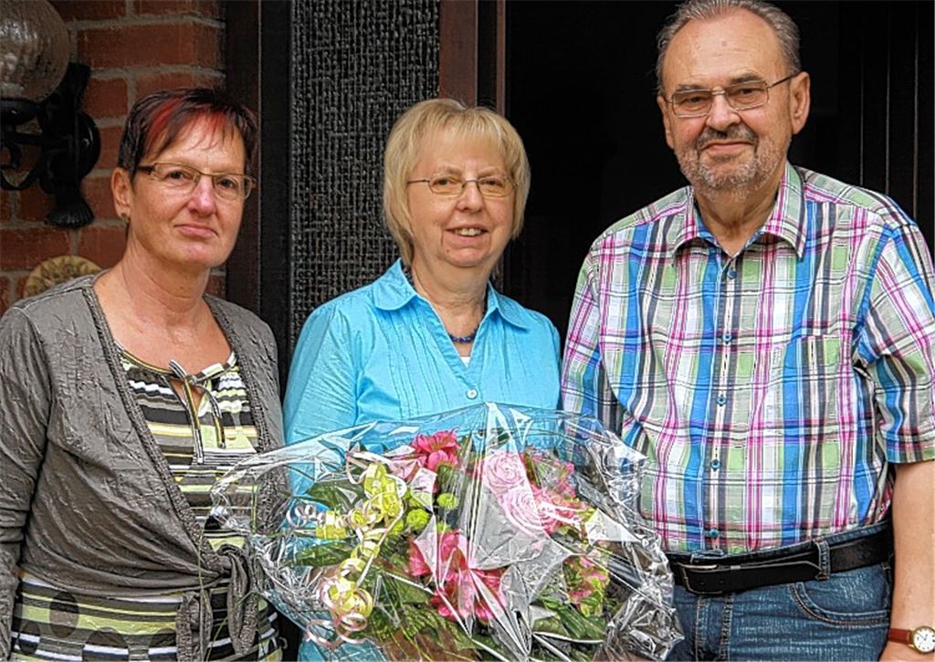 MT-Mitarbeiterin Heidrun Rau (li.) übergibt das blumige Dankeschön an Ann-Christin und Gerhard Schollenberger.