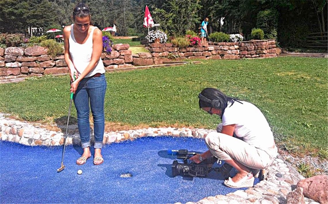 MT-Reporterin Kathrin Goll locht beim Adventure-Golf ein, Maren Recken hält den präzisen Schlag für die Nachwelt mit der Videokamera fest. Fotos: Wagner/Recken