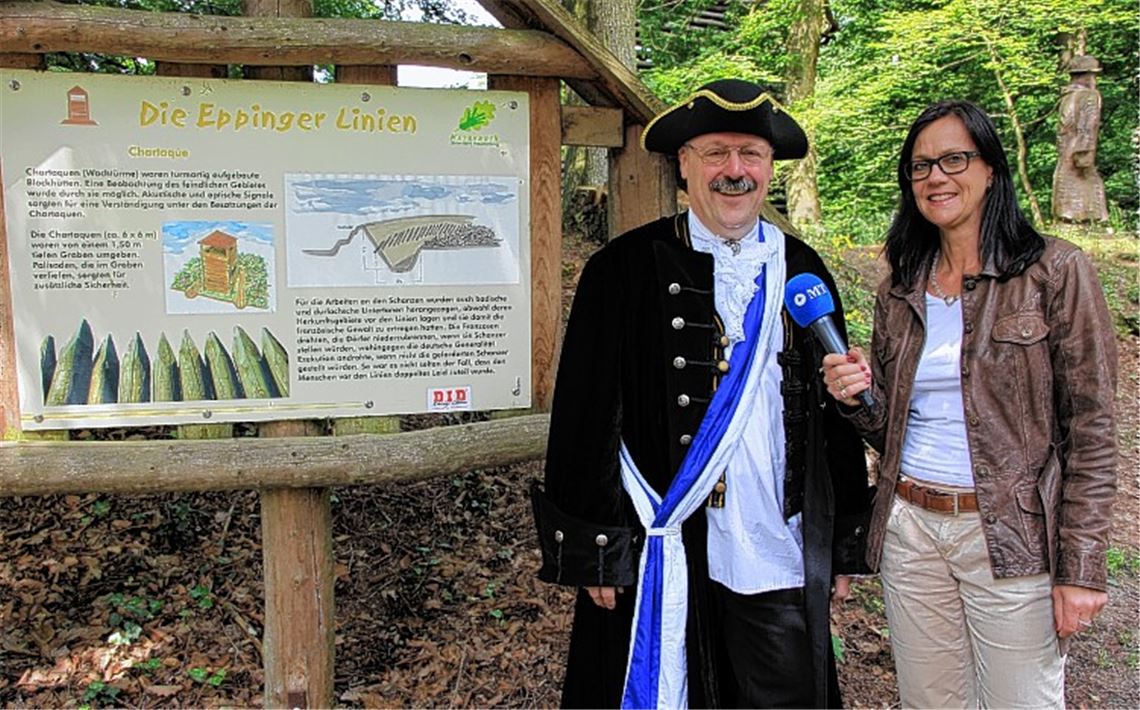 MT-Reporterin Maren Recken interviewt Naturparkführer Roland Straub, der sie über Teile des Eppinger Linienwegs führt. Foto: Goll