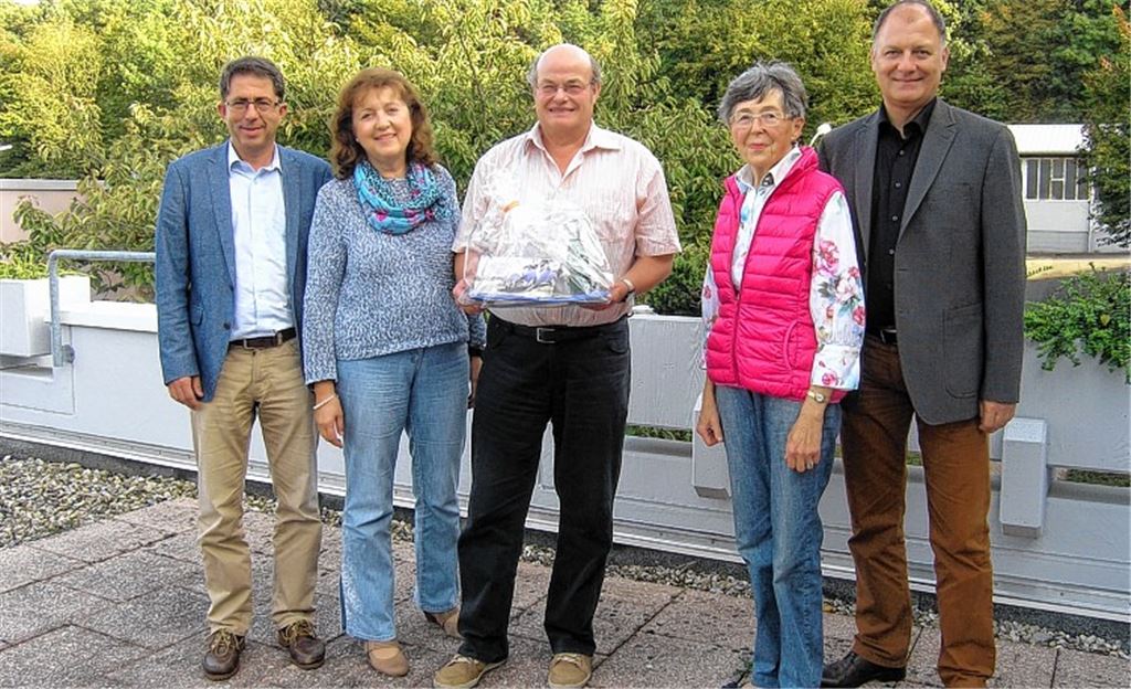 MT-Verleger Hans-Ulrich Wetzel (li.) und Vertriebsleiter Michael Knodel (re.) beglückwünschen die Gewinner Eveline Mayer (2.v.li.), Siegfried Dürr und Gertrud Hagenlocher.