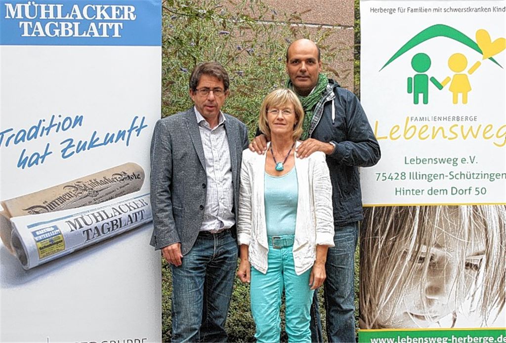 MT-Verleger Hans-Ulrich Wetzel (v. li.), Karin Eckstein, Initiatorin der Herberge Lebensweg und Star-Tenor Jay Alexander freuen sich über das Ergebnis der Soiree auf der Mühlacker Tagblatt Leseinsel am Freitag vor einer Woche.