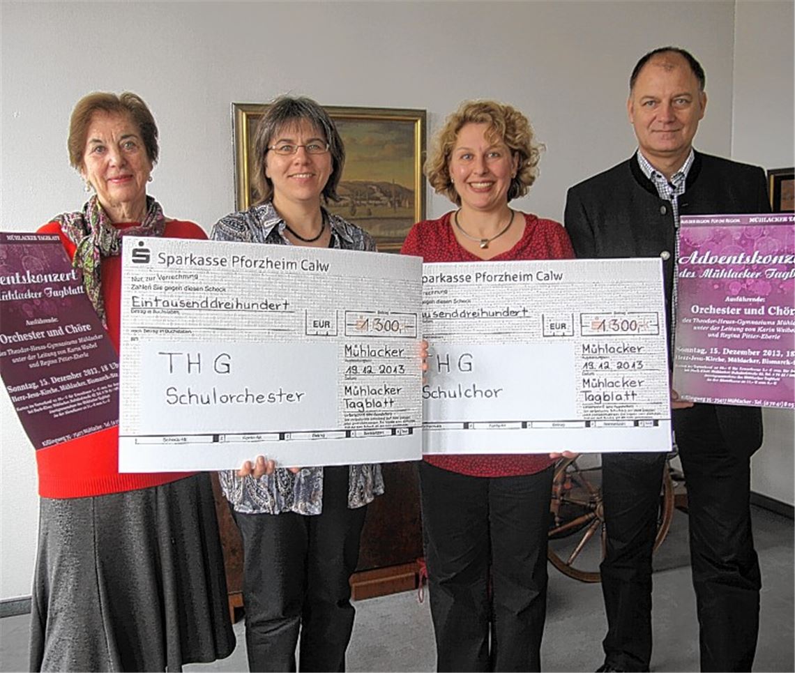 MT-Verlegerin Brigitte Wetzel (v.li.), die Musiklehrerinnen Karin Waibel und Regina Pitter-Eberle sowie Vertriebsleiter Michael Knodel freuen sich über den Erfolg des Adventskonzerts.