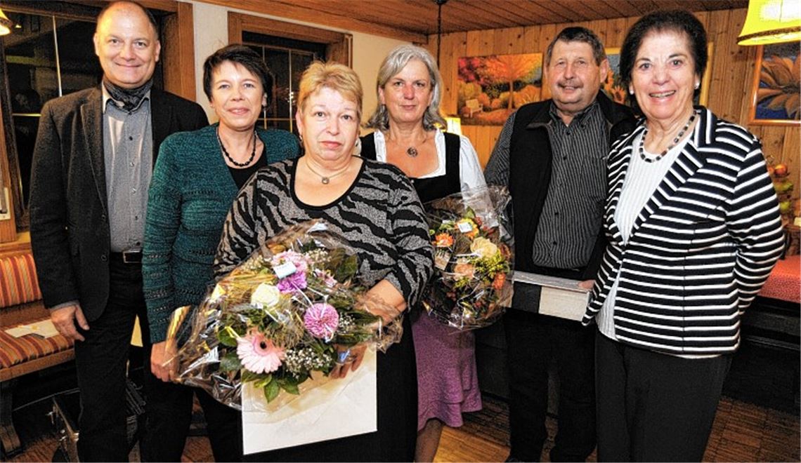 MT-Vertriebsleiter Michael Knodel (v.li.), Vertriebsmitarbeiterin Martha Jung, Monika Wüstner (Austrägerin aus und in Ötisheim), Karin Graf und Gerd Graf (Austräger im Eckenweiher in Mühlacker ) sowie Verlegerin Brigitte Wetzel.