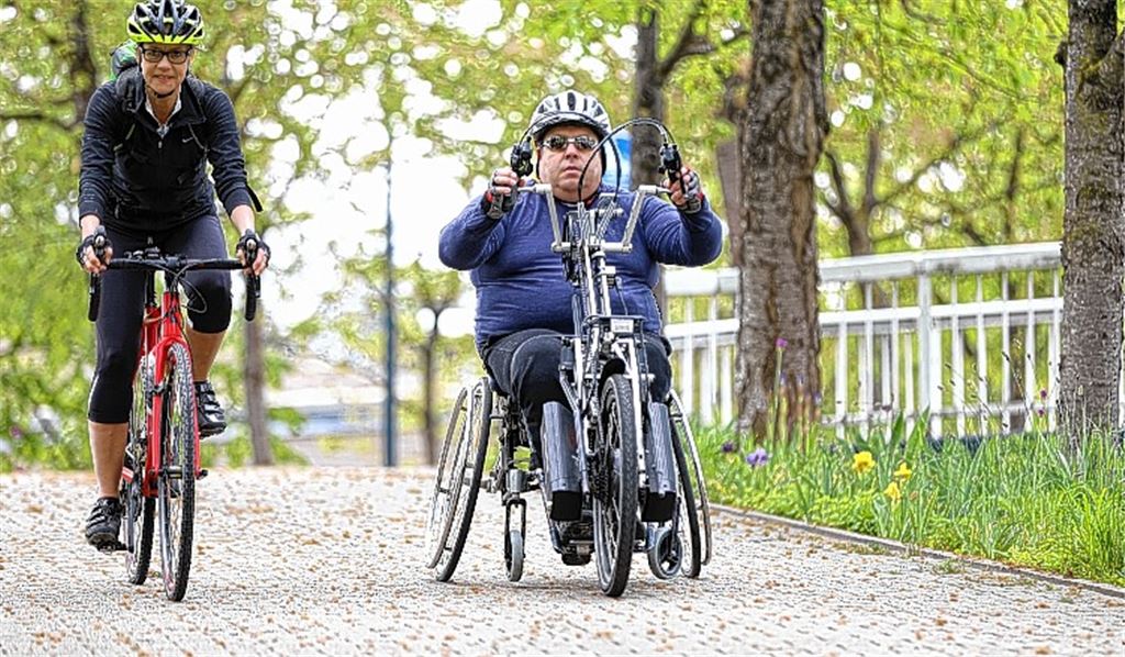 Rollstuhl verwandelt sich in E-Bike