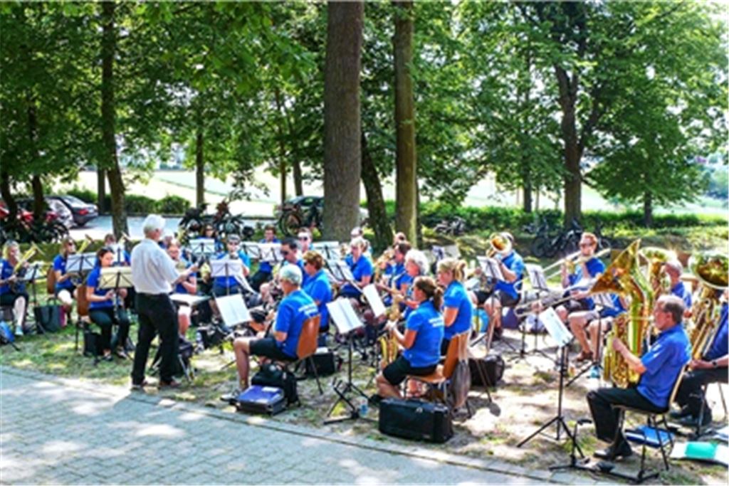 MV Enzberg in Aktion: Beim Waldfest unterhalten die Musiker mit flotten Melodien. Foto: Dietrich