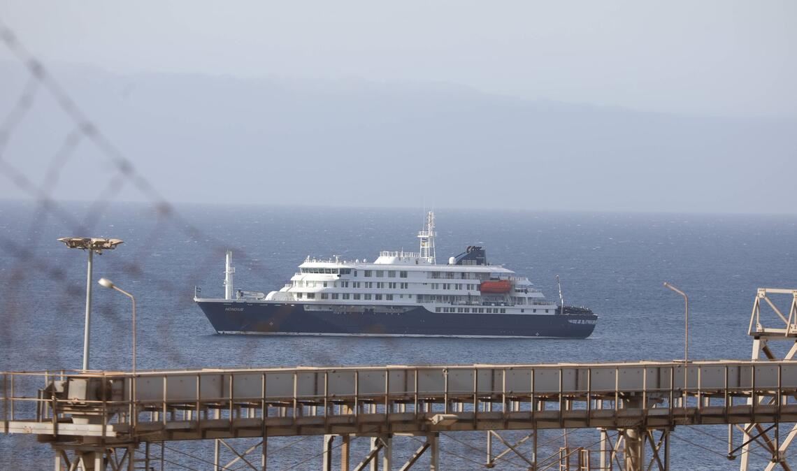 MV Hondius vor dem Hafen von Praia (Kap Verde).