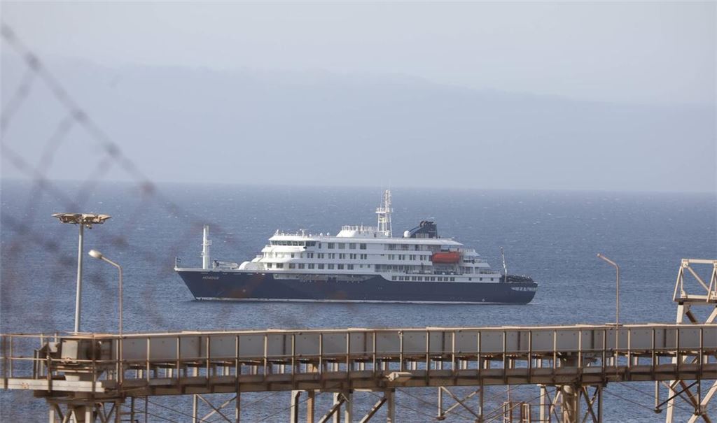 MV Hondius vor dem Hafen von Praia (Kap Verde).