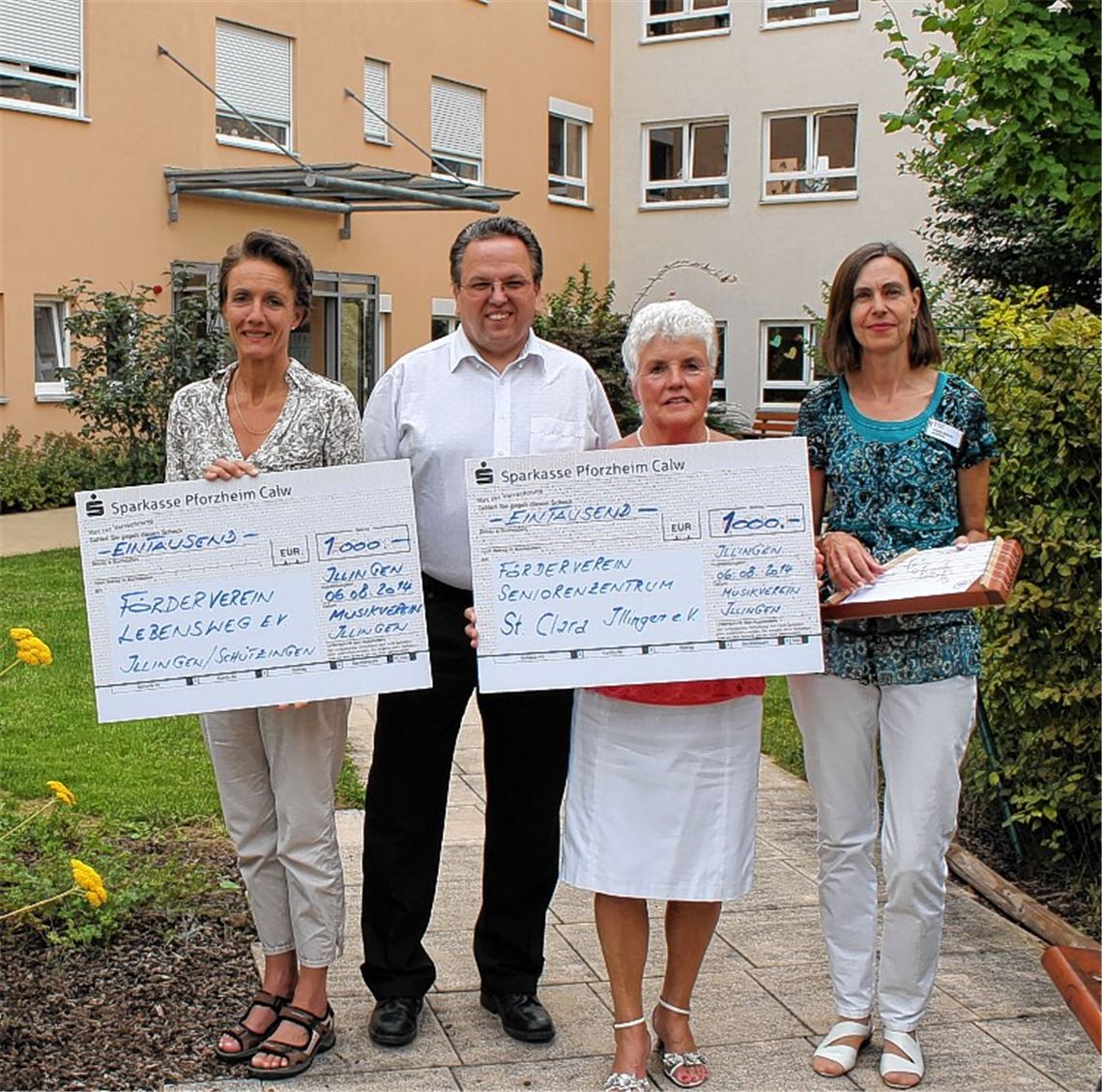 MV-Vorsitzender Reimund Scheytt überreicht die Spenden an (v. li,) Susanne Kiefner, Hermine Straub und Ursula Günster.