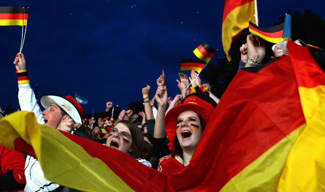 Machen Gewitter den Fußballfans am Abend beim Public Viewing einen Strich durch die Rechnung? (Archivbild)