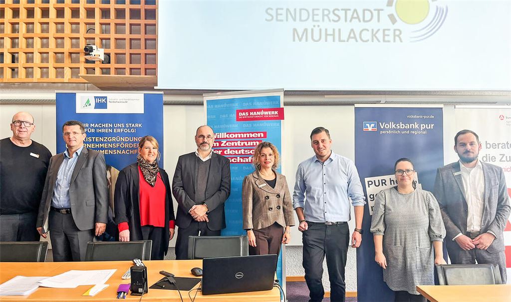 Machen gemeinsame Sache für die Existenzgründer von morgen: Jörg Fuchs (v.li.; Gründerberater Handwerkskammer Karlsruhe), Kenan Hörsch (Abteilungsleiter GründerCenter Sparkasse Pforzheim Calw), Anja Maisch (Gründerberatung IHK Nordschwarzwald), Mühlackers Bürgermeister Armin Dauner, Patricia Lopez Ramirez (Volksbank pur), Mirko Elinger, Wirtschaftsbeauftragter der Stadt Mühlacker, Babette Schernau (Agentur für Arbeit Nagold-Pforzheim) und Tobias Bott (Sparkasse Pforzheim Calw). Foto: privat
