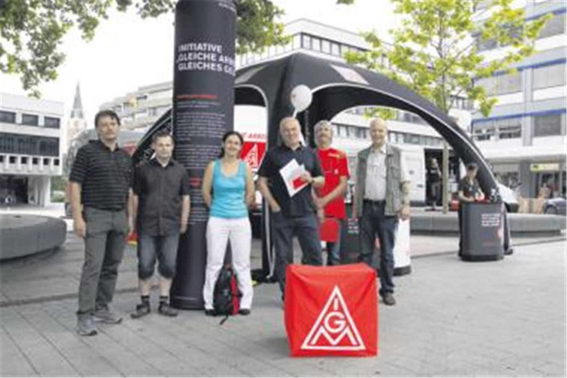 Machen mobil gegen Leiharbeit (v.li.): Antun Marusic, Betriebsrat bei Inovan, die Arbeiter Stephan Siegel und Kristina Abdagic, Gewerkschaftsfunktionär Karl-Heinz Kortus, Behr-Betriebsrat Wolf-Dieter Glaser und Uwe Arp, Betriebsrat bei Johnson Controls. 
Foto: Goertz