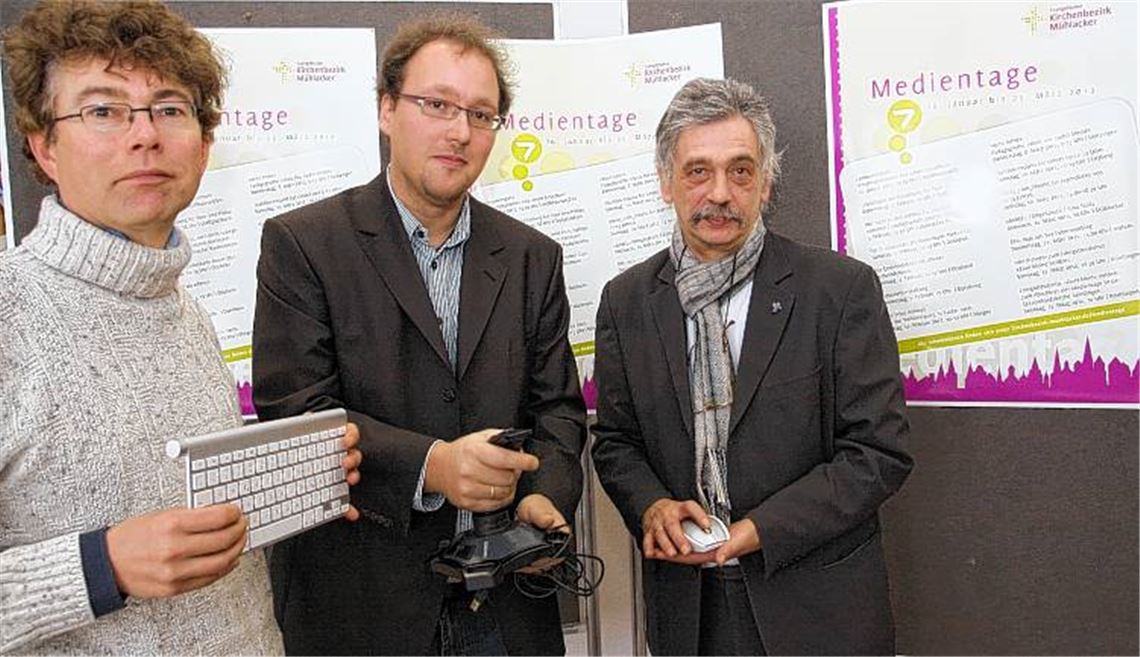 Machen sich bereit für die Medientage: Medienpädagoge Roland Kohm, Diakon Michael Gutekunst und Dekan Ulf van Luijk (v.li.). 
