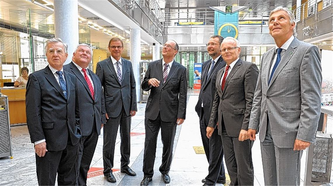 Machen sich in der Pforzheimer Kundenhalle ein Bild von den Umbauplanungen (v. li.): Vorstandsmitglied Hans-Heiner Bouley, stellvertretender Vorstandsvorsitzender Hans Neuweiler, Vorstandsmitglied Sieghardt Bucher, Vorstandsvorsitzender Stephan Scholl, Pforzheims Oberbürgermeister Gert Hager, Landrat Karl Röckinger (Enzkreis) und Landrat Helmut Riegger (Calw).