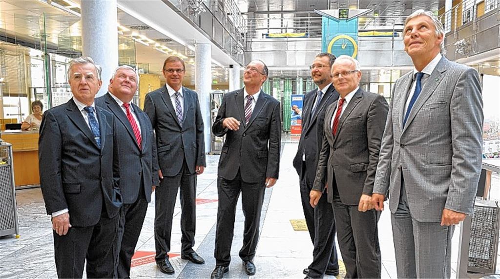 Machen sich in der Pforzheimer Kundenhalle ein Bild von den Umbauplanungen (v. li.): Vorstandsmitglied Hans-Heiner Bouley, stellvertretender Vorstandsvorsitzender Hans Neuweiler, Vorstandsmitglied Sieghardt Bucher, Vorstandsvorsitzender Stephan Scholl, Pforzheims Oberbürgermeister Gert Hager, Landrat Karl Röckinger (Enzkreis) und Landrat Helmut Riegger (Calw).