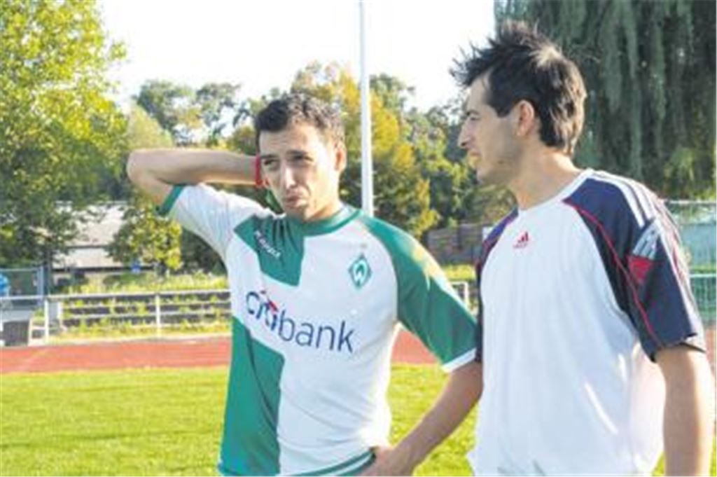 Machen sich über die richtige Taktik gegen den Spitzenreiter Gedanken: Das 08-Trainerduo Vitor Sousa (li). und Ehab Ahmad
Archivfoto: Eigner
