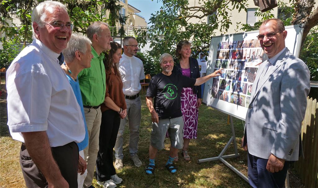 Macher und Grußwortredner an einer Fotowand. Foto: Friedrich