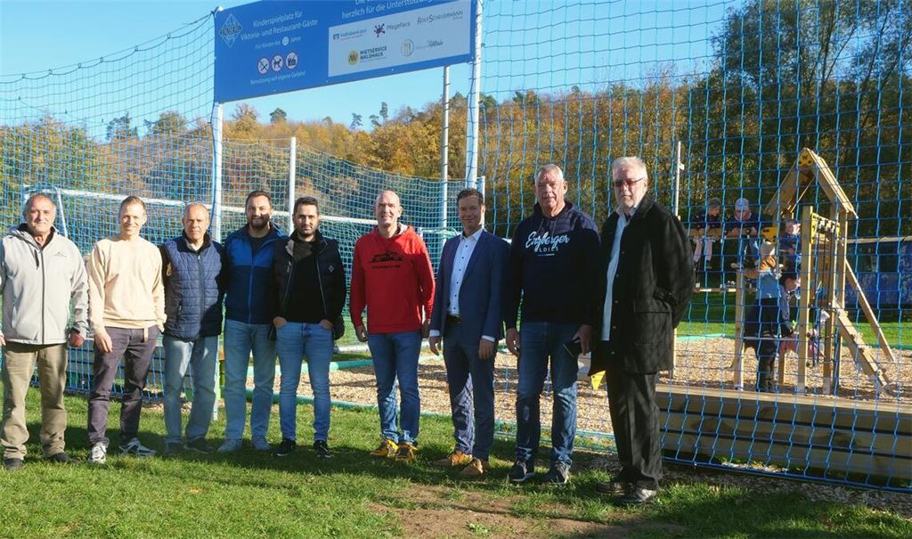 Macher und Unterstützer freuen sich über den Spielplatz im Viktoria-Sportpark, der etwa 10000 Euro gekostet hat. Foto: Friedrich