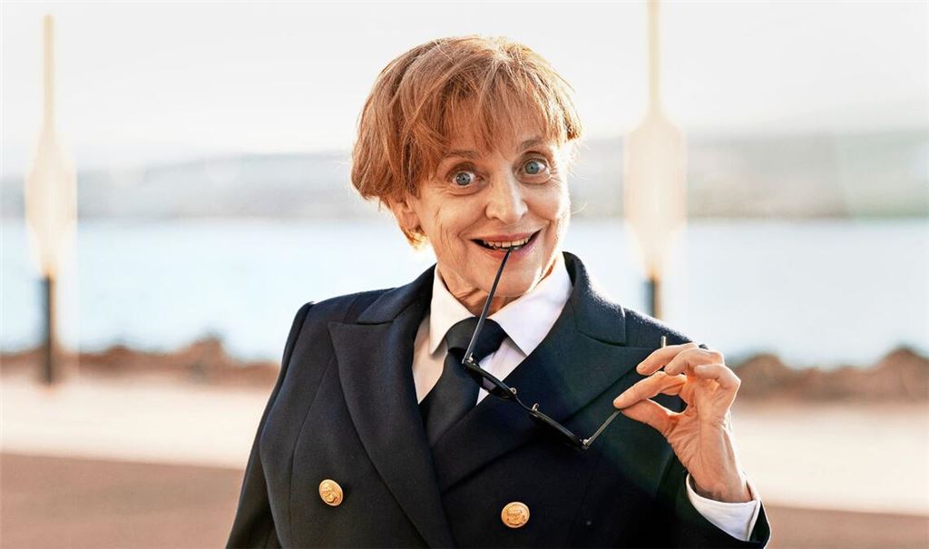 Macht auch auf hoher See eine gute Figur: Katharina Thalbach als Miss Merkel.