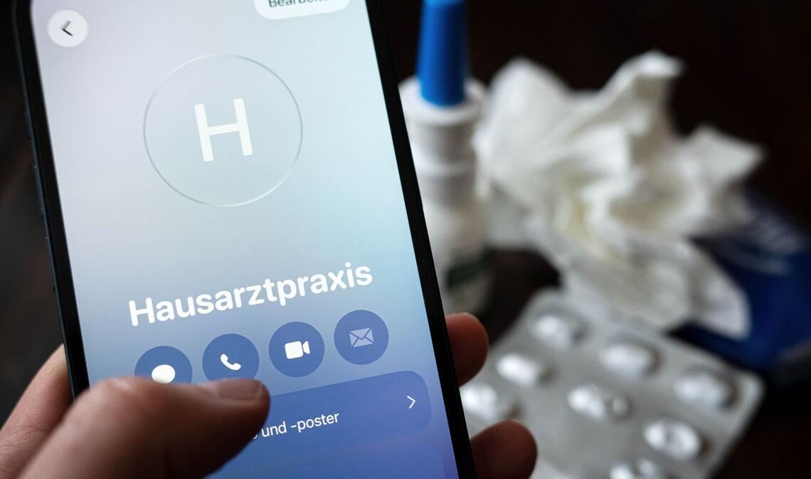 Macht eine telefonische Krankschreibung Fehlzeiten im Job zu leicht? (Archivbild)