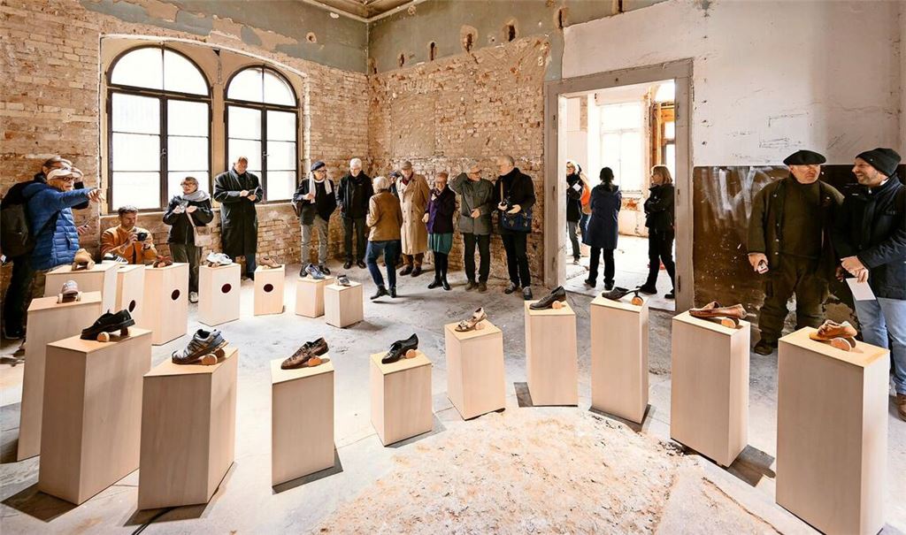 Macht neugierig: Félix Blumes Klanginstallation „Andante“ mit auf Holzblöcke geschraubten Schuhen