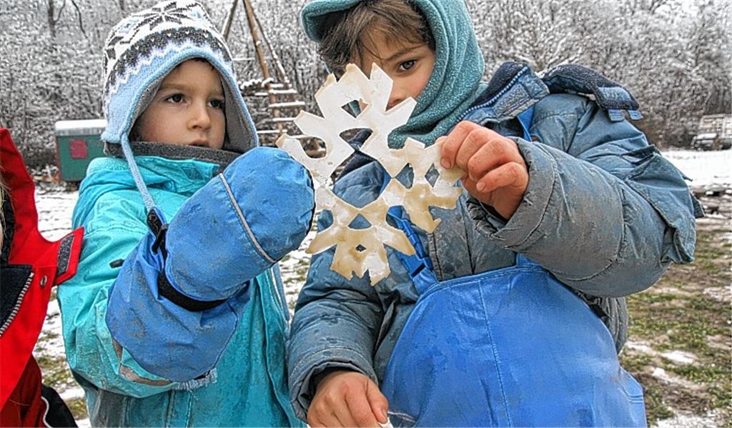 Macht nichts, wenn es aufhört zu schneien – die Kinder haben ja ihre selbstgebastelten Schneeflocken aus Wachs. 