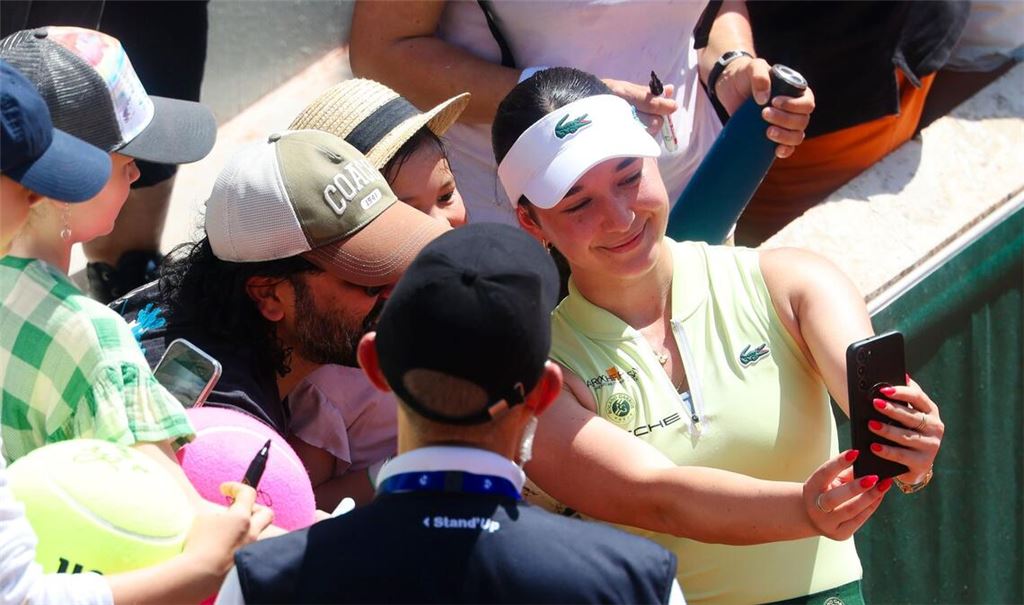 Machte nach ihrem Sieg ein Selfie mit den Fans: Eva Lys.